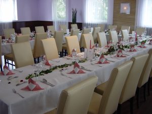 Festlich gedeckte Tafel im Saal